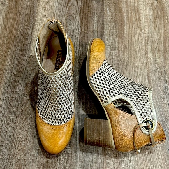 Amazing Perforated leather ankle boots - Picture 1 of 6